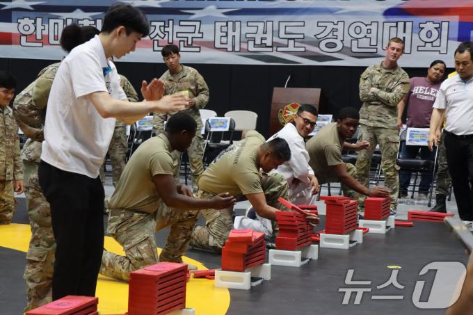 [사진] '파워풀한 격파'