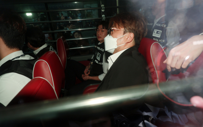 음주운전에 따른 사망사고가 또 발생했다. '음주 뺑소니' 혐의를 받는 트로트 가수 김호중 씨가 지난달 31일 오전 서울 강남경찰서에서 나와 검찰로 구속 송치되고 있다./사진=뉴스1  /사진=(서울=뉴스1) 박정호 기자