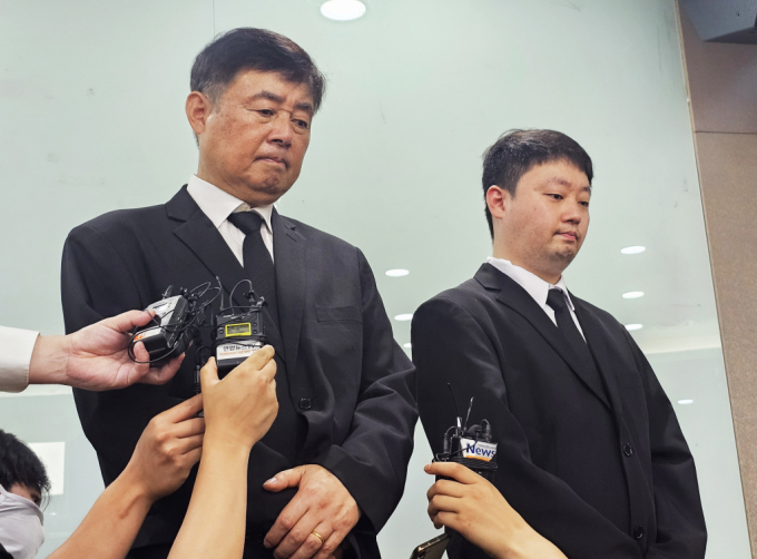 경찰이 이르면 다음주 아리셀 대표 등을 소환할 예정이다.  27일 오후 경기 화성시 모두누림센터에서 박순관 에스코넥 대표와 임원이 아리셀 공장 화재 희생자 유족들 앞에서 고개를 숙이고 있다./사진=뉴시스