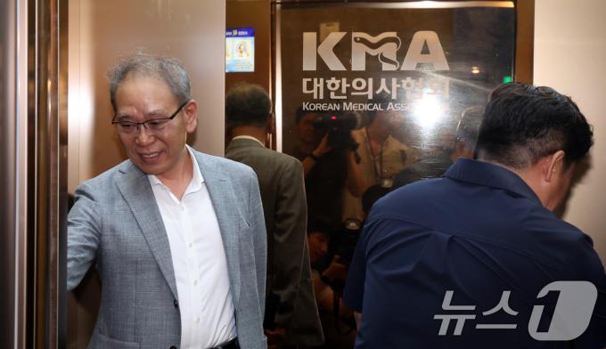 [사진] '올바른 의료를 위한 특별위원회' 참석하는 임정혁 공동위원장