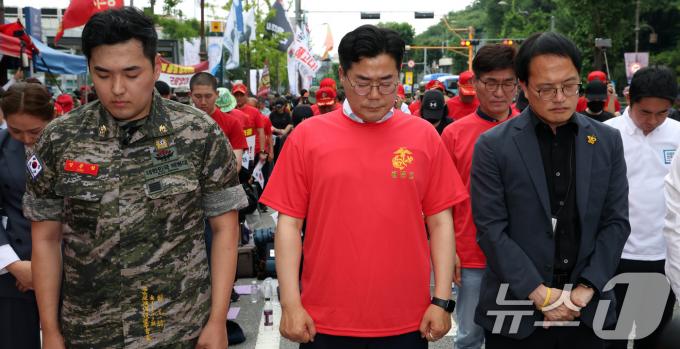 [사진] 해병대 예비역 연대 집회 묵념하는 박찬대 원내대표