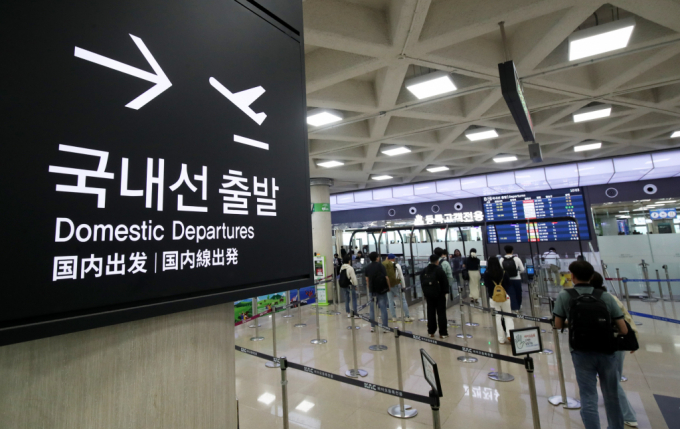 장마전선 영향으로 29일 제주공항에서 대규모 항공기 결항, 지연 사태가 발생하고 있다. /사진=뉴스1 