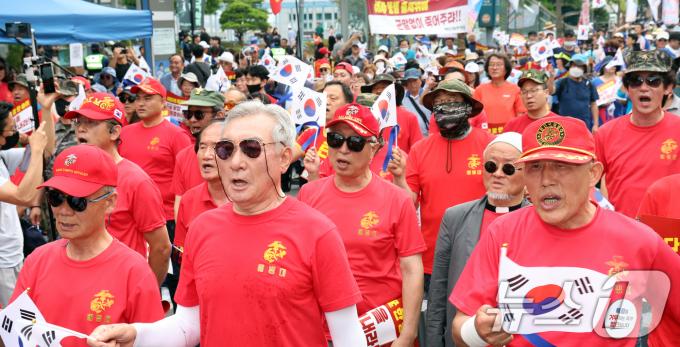 [사진] 군가부르는 해병대 예비역 연대 집회