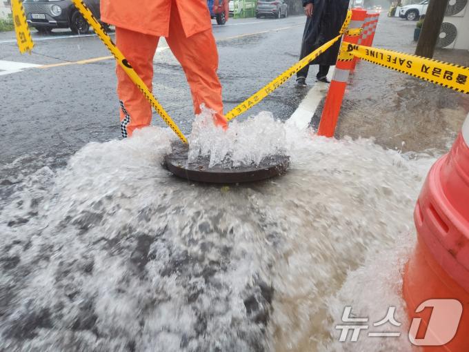 [사진] 제주 역류하는 빗물