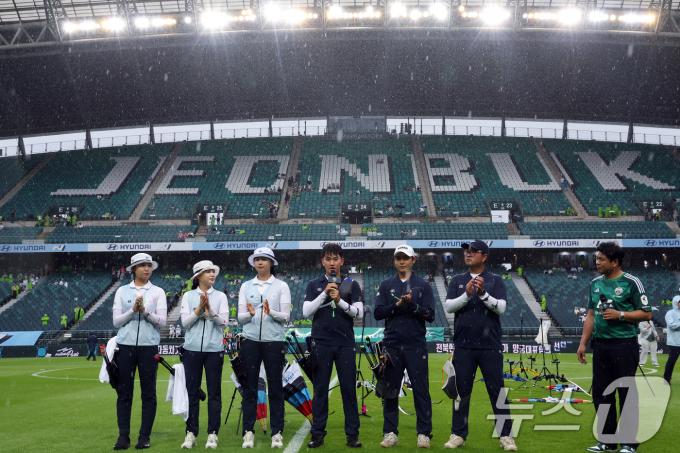 [사진] 비 내리는 축구장에서 훈련 마친 양궁 대표팀