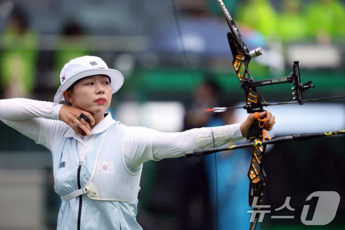 [사진] 임시현 '축구장에서도 흔들림 없이'