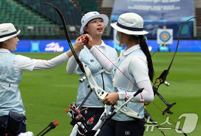 [사진] 축구장 소음에도 끄떡 없는 양궁 대표팀