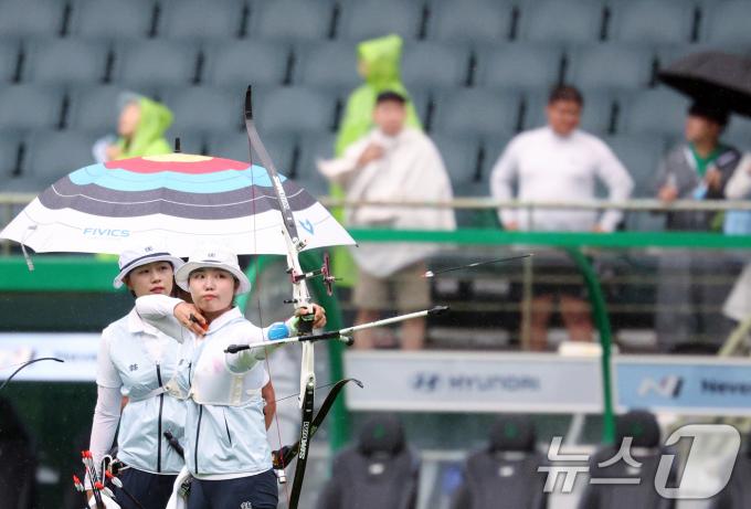 [사진] 축구장 소음에도 흔들림 없는 양궁 대표팀