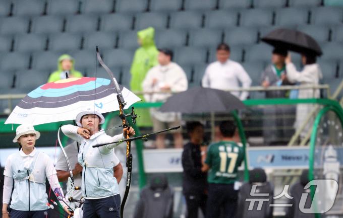 [사진] 축구장 소음에도 흔들림 없는 양궁 대표팀