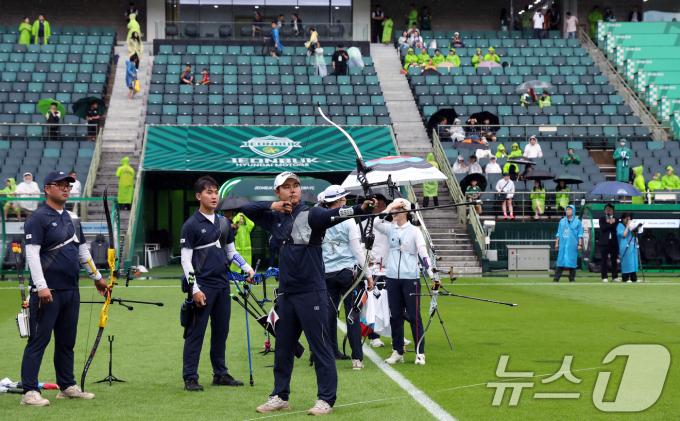 [사진] 축구장에서 훈련하는 양궁 대표팀