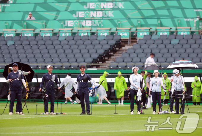 [사진] 축구장 피치 위에서 소음 적응 훈련 갖는 양궁 대표팀