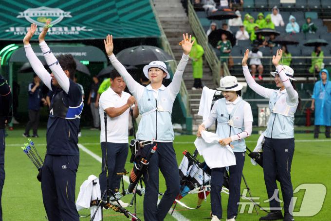 [사진] 축구장 소음 훈련 마친 양궁 대표팀