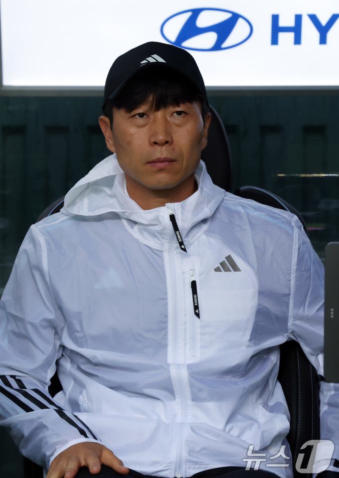 [사진] 피치 바라보는 김두현 감독