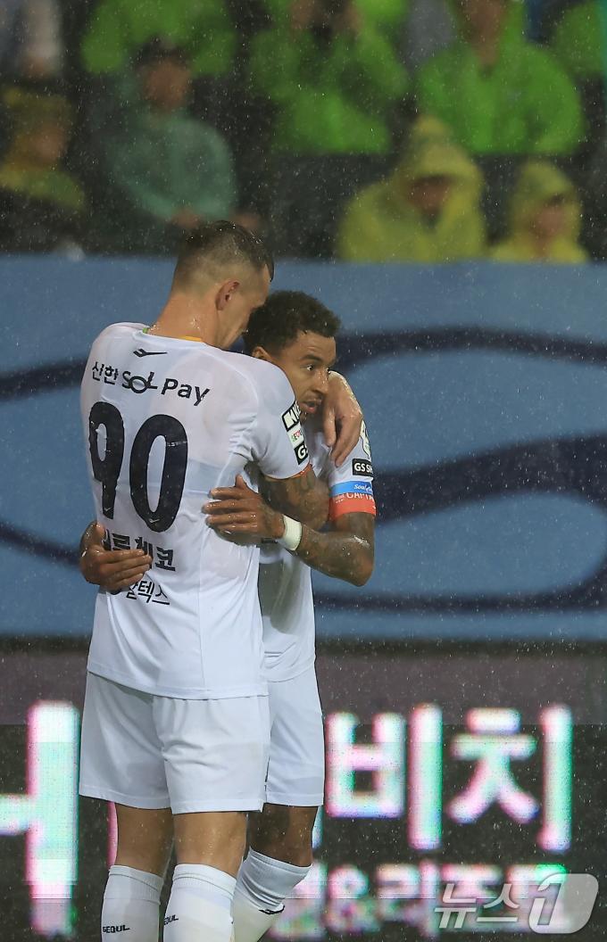 [사진] 추가골 기쁨 나누는 일류첸코와 린가드