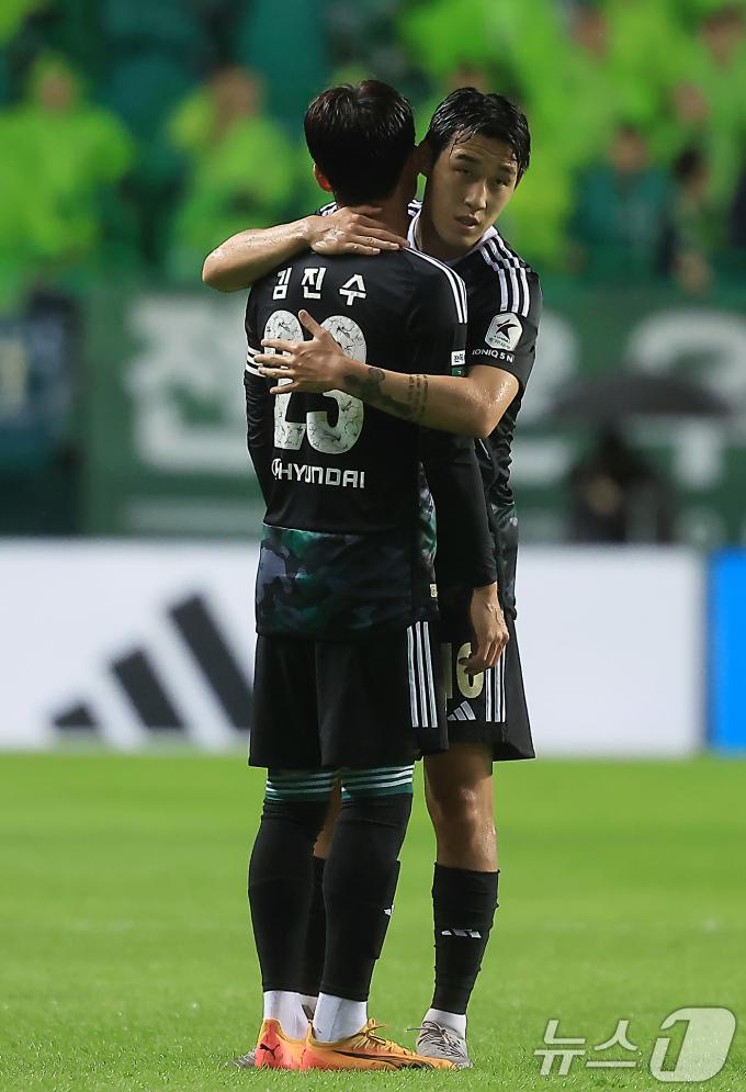 [사진] 퇴장 당한 김진수 위로하는 송민규