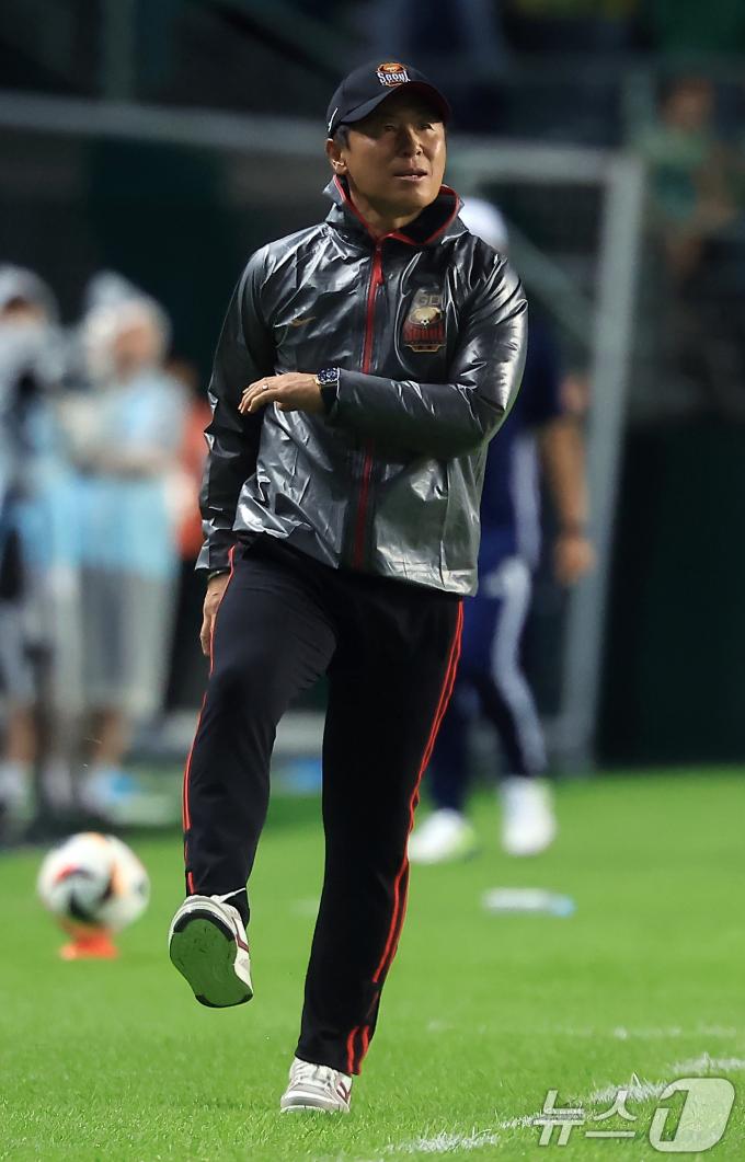 [사진] 이기고 있어도 열정적인 김기동 감독