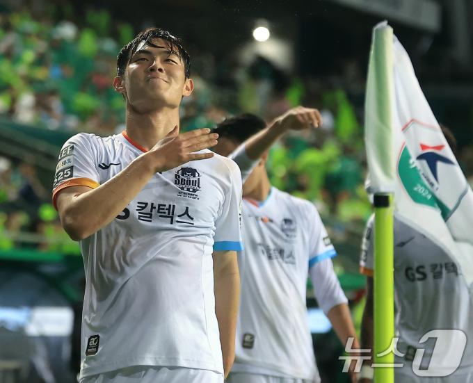 [사진] 수호신 향한 기쁨 표하는 강성진