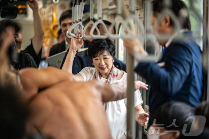 [사진] [포토]도쿄 트램서 펼쳐진 프로레슬링…고이케 업적 쌓기?