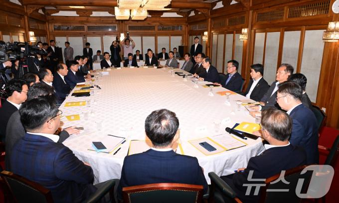 한덕수 국무총리가 16일 서울 종로구 삼청동 국무총리공관에서 열린 제18차 고위당정협의회에서 모두발언을 하고 있다. (공동취재) 2024.6.16/뉴스1 ⓒ News1 김성진 기자
