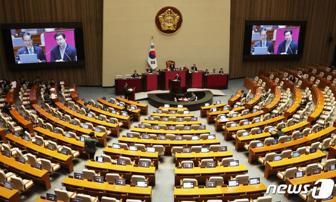 서울 여의도 국회에서 열린 제413회국회(임시회) 제5차 본회의 경제에 대한 대정부질문에 많은 의원들이 불참해 자리가 비어 있다. 2024.2.23/뉴스1 ⓒ News1 송원영 기자