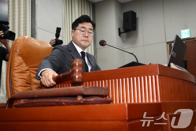 박찬대 국회 운영위원회 위원장이 21일 오전 서울 여의도 국회에서 열린 운영위원회 전체회의에서 개의를 알리며 의사봉을 두드리고 있다. 2024.6.21/뉴스1 ⓒ News1 김민지 기자