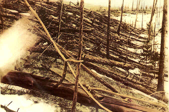 러시아 퉁구스카 폭발 사건이 일어난 현장. (출처: Leonid Kulik, the expedition to the Tunguska event, 흑백사진(1929), Wikimedia Commons, Public Domain)