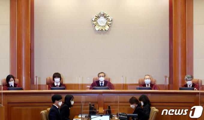 유남석 전 헌재소장과 재판관들이  서울 종로구 헌법재판소 대심판정에서 열린 형법상 '사실 적시에 의한 명예훼손' 조항에 대한 헌법소원 사건 공개변론에 참석해 자리에 앉아 있다. 2020.9.10/뉴스1 ⓒ News1 이광호 기자