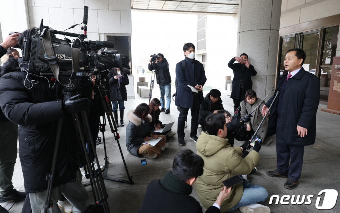'배드파더스(Bad Fathers)'라는 사이트에서 양육비를 주지 않는 부모의 신상을 공개한 구본창 양육비해결하는사람들 대표가 4일 서울 서초구 대법원에서 열린 대법원 2부 선고를 마친 후 입장을 밝히고 있다. 대법원은 이날 구 대표에게 벌금 100만원을 선고유예 한 원심을 확정했다. 2024.1.4/뉴스1 ⓒ News1 신웅수 기자