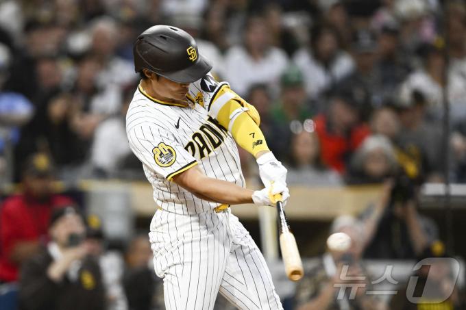 김하성은 30일(한국시간) 미국 매사추세츠주 보스턴의 펜웨이파크에서 열린 메이저리그(MLB) 보스턴 레드삭스와의 방문 경기에 7번 타자 유격수로 선발 출전해 4타수 2안타 1볼넷을 기록했다..ⓒ AFP=뉴스1