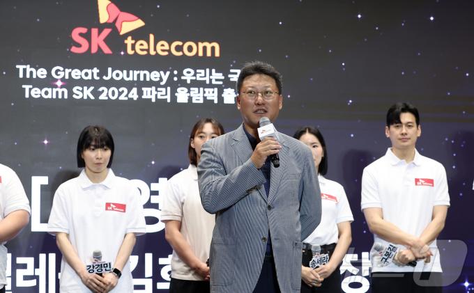 [사진] 환영사 하는 김희섭 부사장