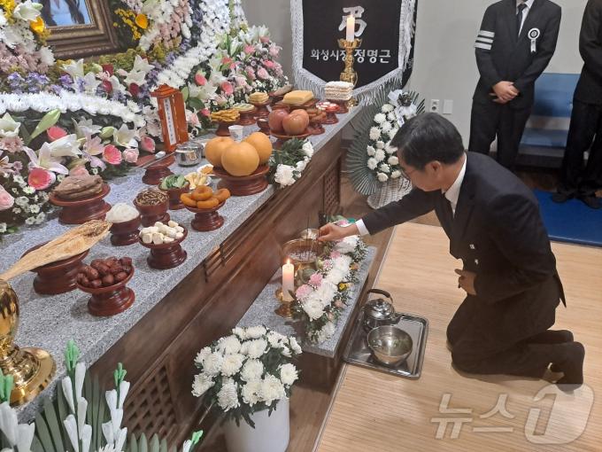 [사진] 아리셀 공장 화재 빈소 조문하는 김동연 지사