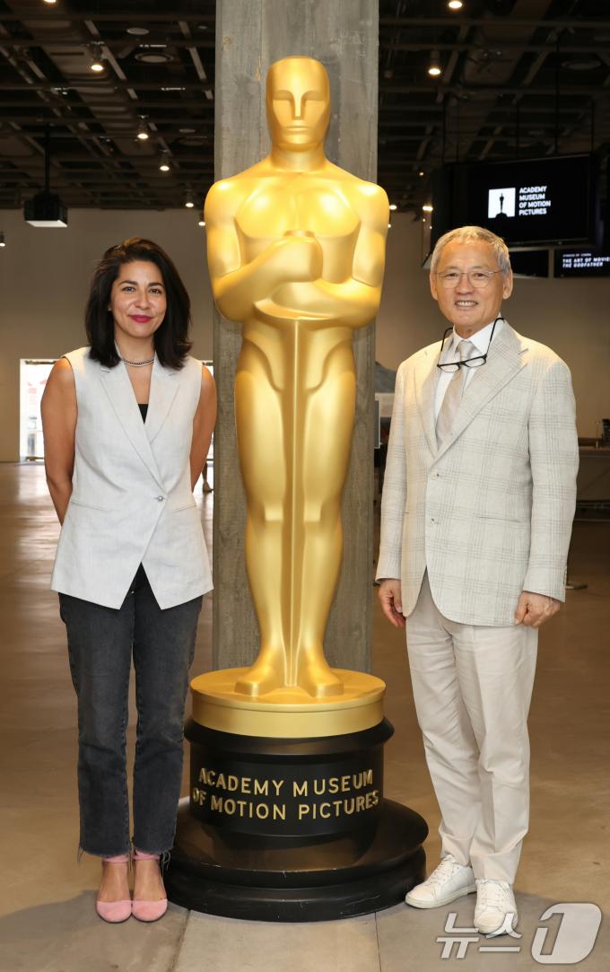 [사진] 유인촌 장관, 아카데미영화박물관 이사와 함께