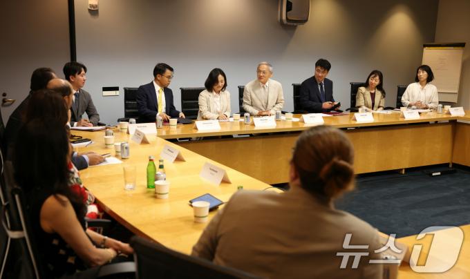 [사진] 유인촌 장관, 미국 배우·방송인 조합과 간담회