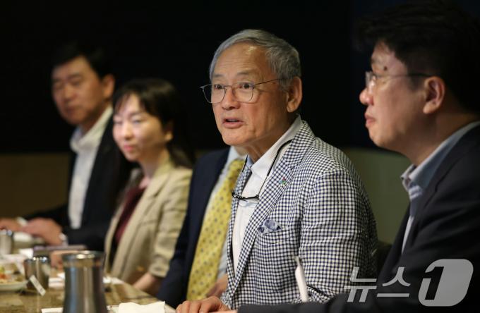[사진] 유인촌 장관, LA서 K-콘텐츠 분야 간담회