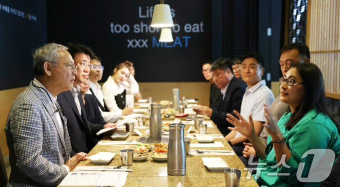 [사진] 유인촌 장관, LA서 K-콘텐츠 분야 간담회