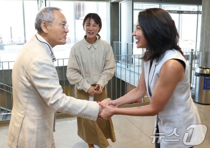 [사진] 유인촌 장관, 아카데미영화박물관 이사와 인사