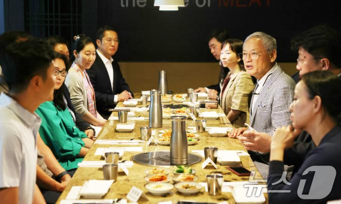 [사진] 유인촌 장관, LA서 K-콘텐츠 분야 간담회