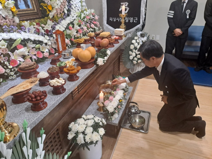 김동연 지사가 지난 29일 오후 3시 화성 공장화재 사고 희생자 빈소를 찾아 조문했다. /사진=경기도 제공