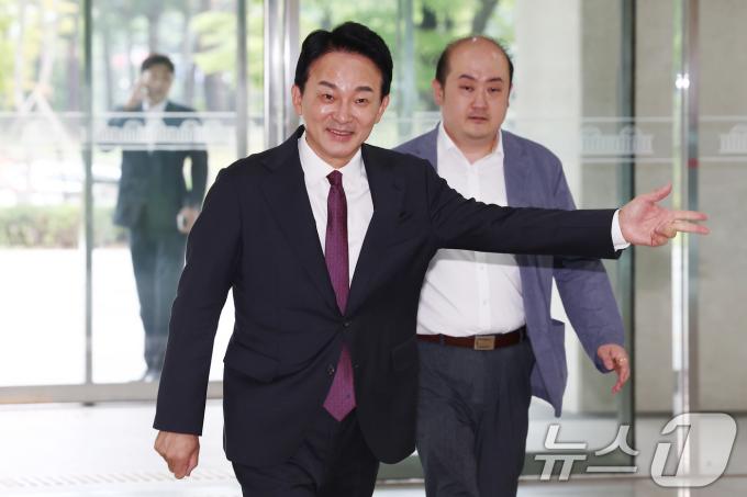 [사진] 국회 소통관 들어서는 원희룡 당대표 후보