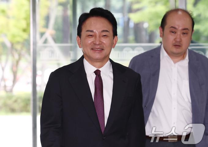 [사진] 국회 소통관 들어서는 원희룡 당대표 후보