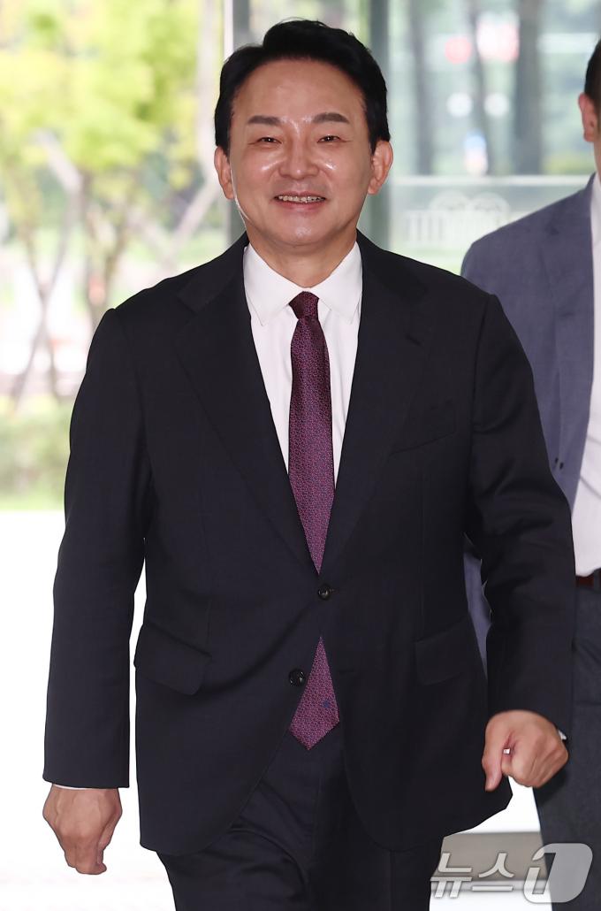 [사진] 국회 소통관 들어서는 원희룡 당대표 후보