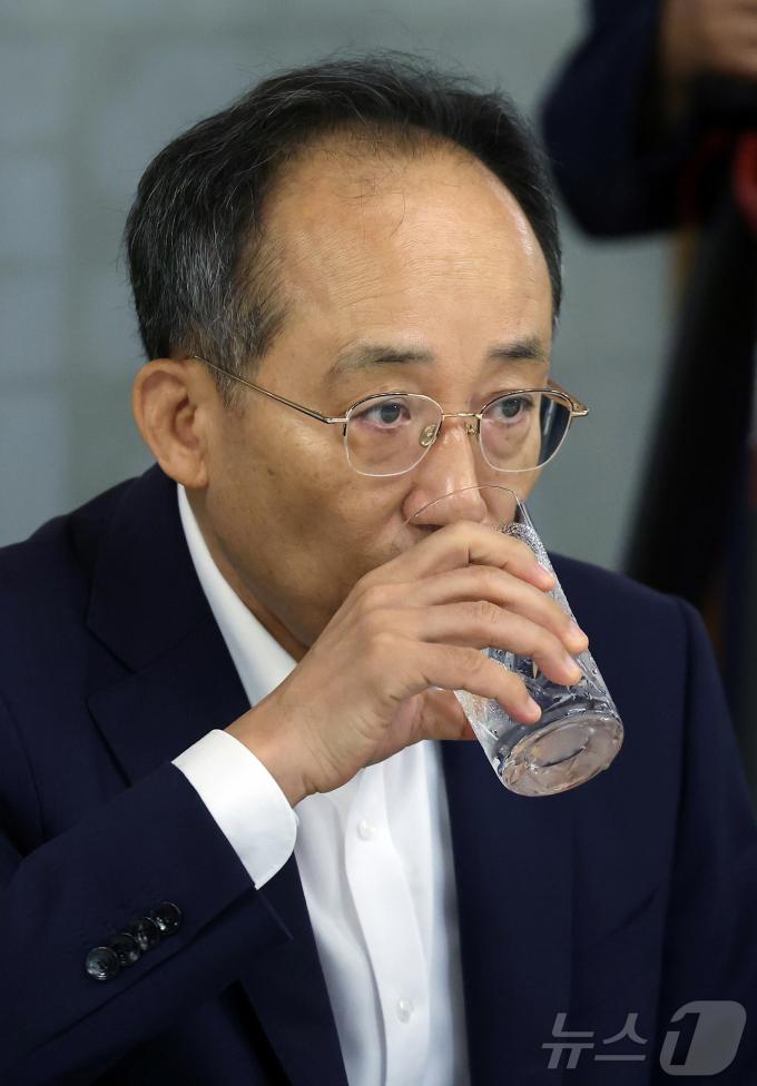 [사진] 목 축이는 추경호 원내대표