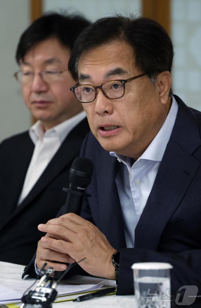 [사진] 발언하는 정진석 비서실장