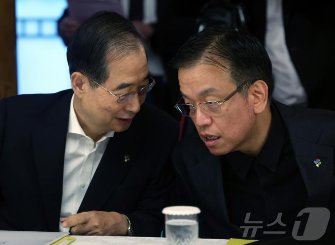 [사진] 대화 나누는 한덕수·최상목