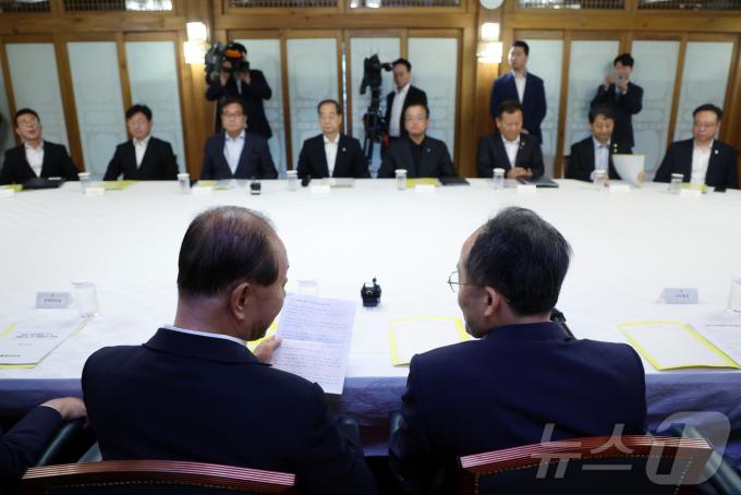 [사진] 대화 나누는 황우여·추경호