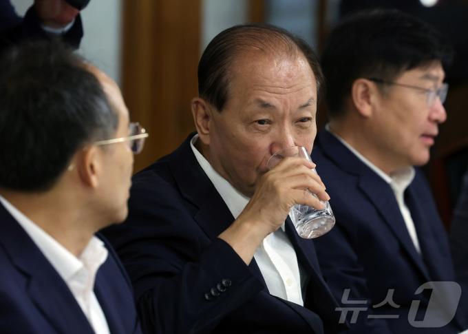 [사진] 목 축이는 황우여 비대위원장