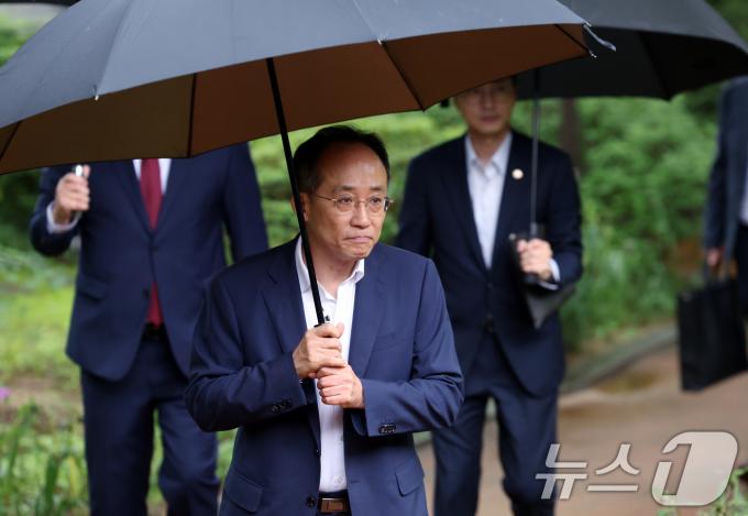 [사진] 업무 복귀한 추경호