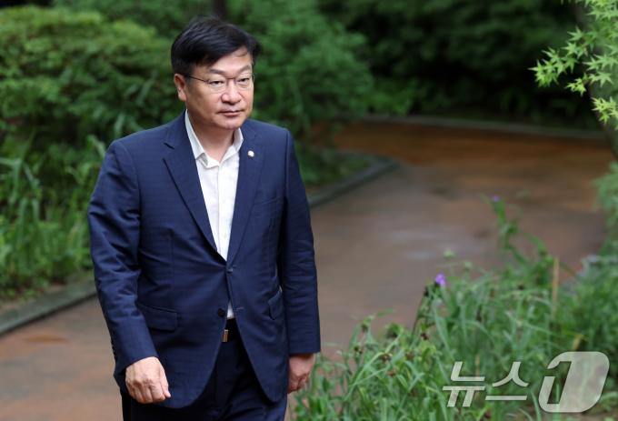 [사진] 고위당정협의회 참석하는 정점식 정책위의장
