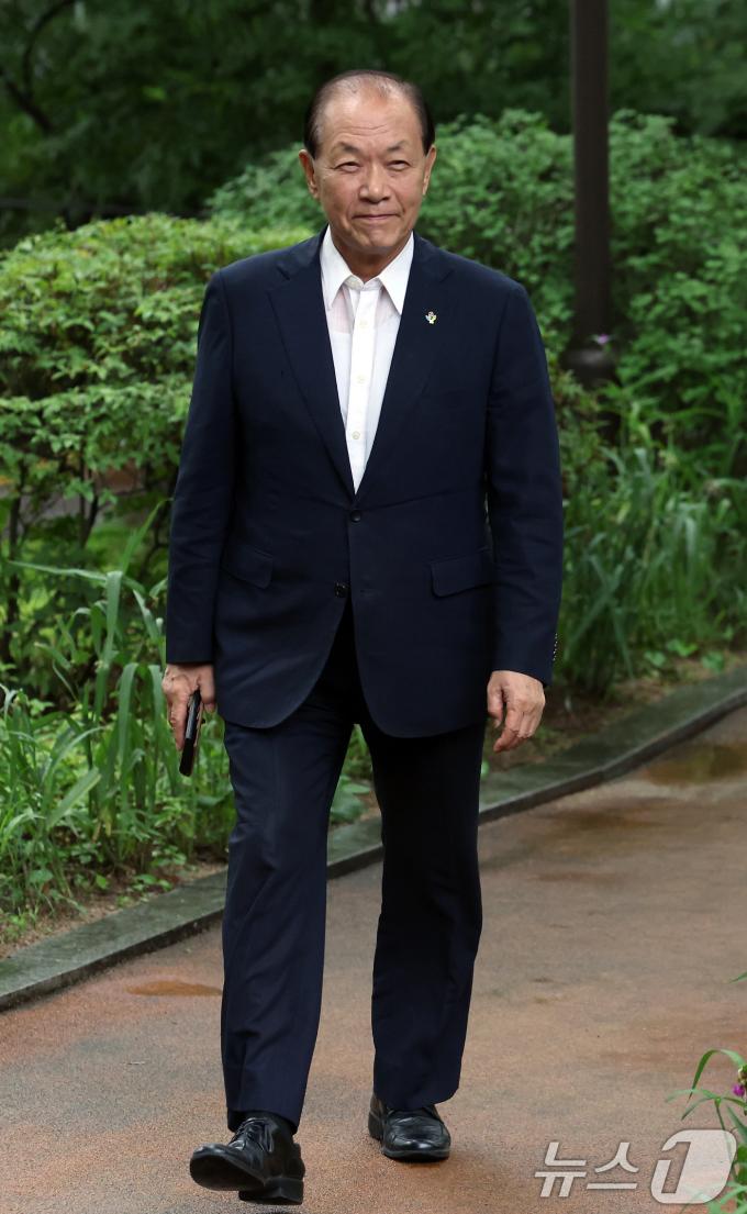 [사진] 고위당정협의회 참석하는 황우여 비대위원장