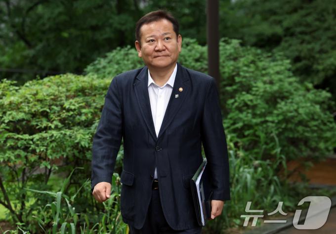 [사진] 고위당정협의회 참석하는 이상민 장관